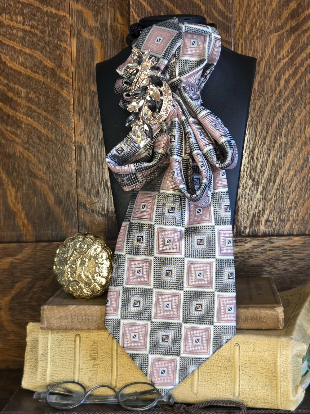 Ladies Geometric Pattern Necktie with Brooch - Pink & Gray